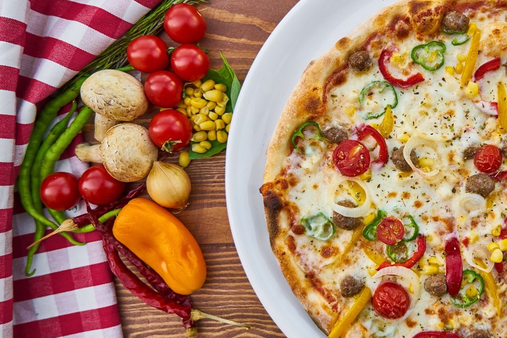 Pizza und Zutaten nett angerichtet