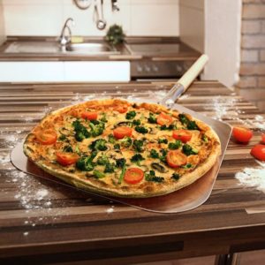 Pizzaschieber aus Metall und Holz