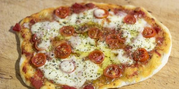 pizza-belag-käse-tomate